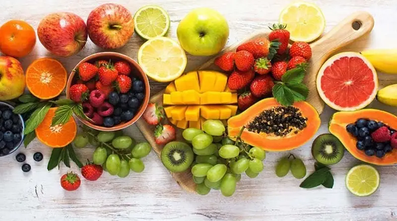 Chị em nên ăn nhiều rau củ và trái cây tươi để bổ sung dưỡng chất cho cơ thể