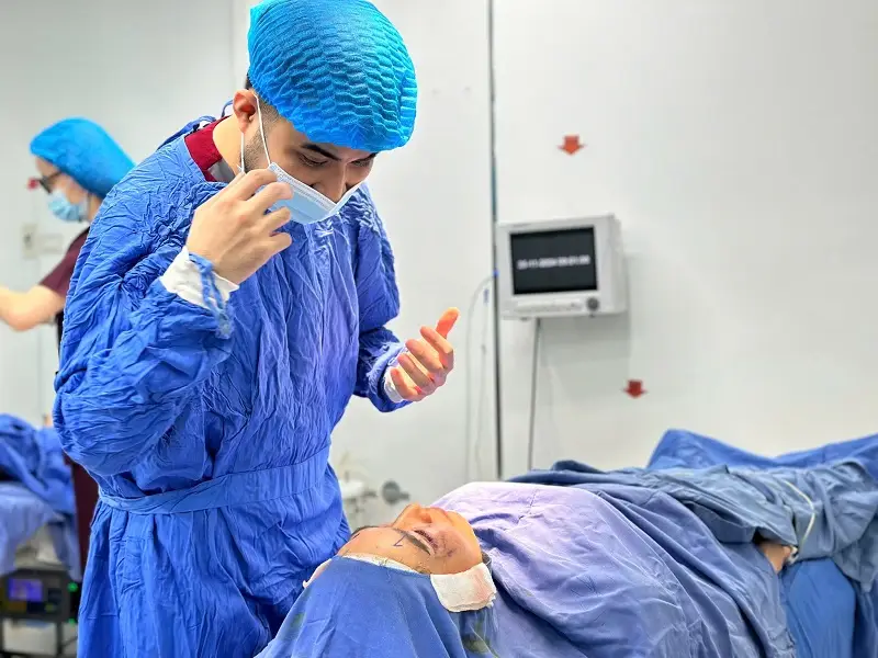 Cấy mỡ tự thân hốc mắt được thực hiện theo quy trình chuẩn Y khoa