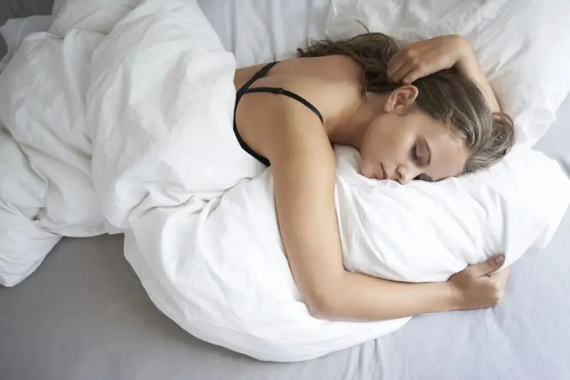 Tránh nằm sấp sau nâng ngực