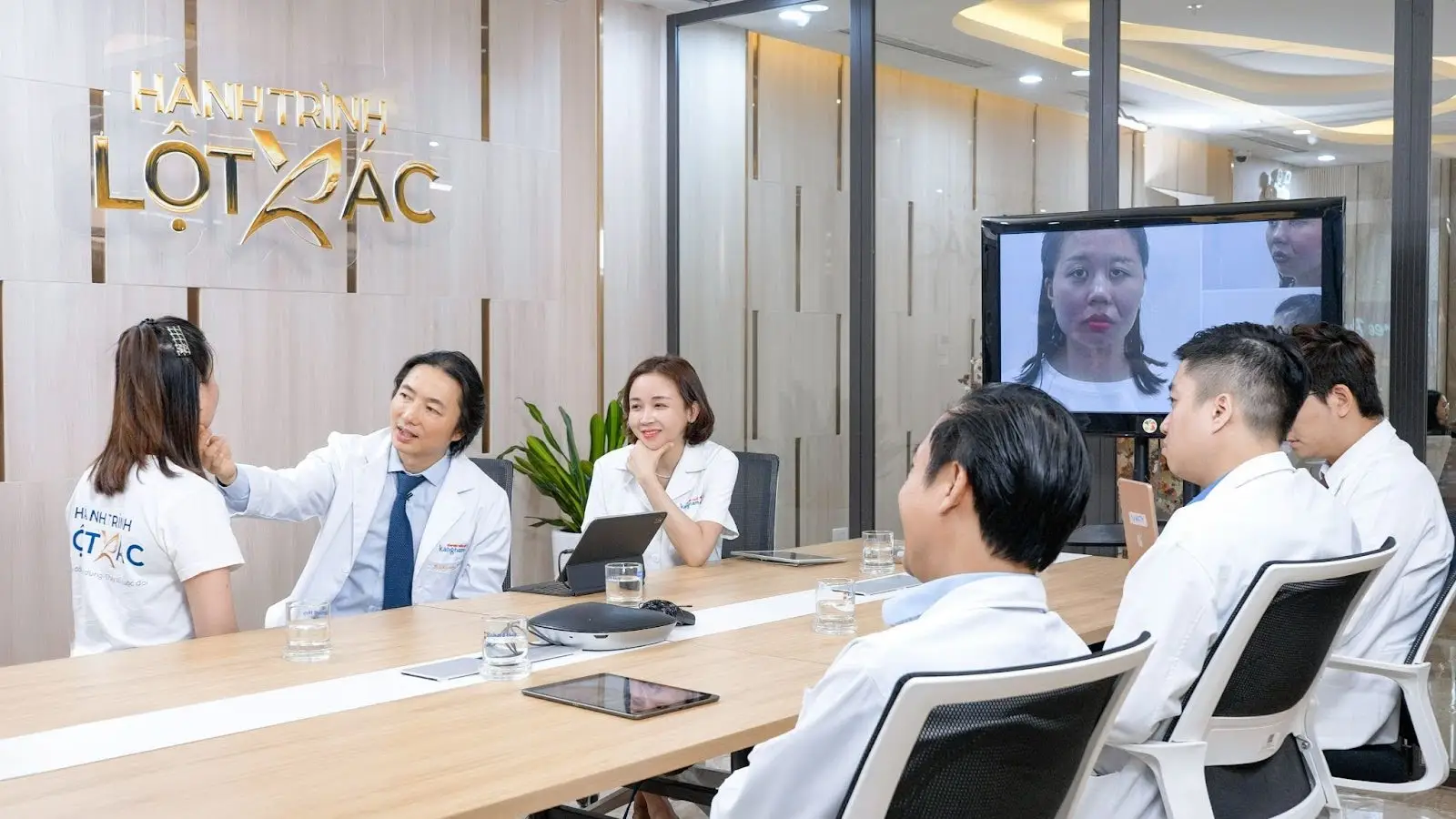 Bác sĩ chỉnh hình Hàm mặt tại Kangnam đều là thành viên trong Hành trình Lột xác