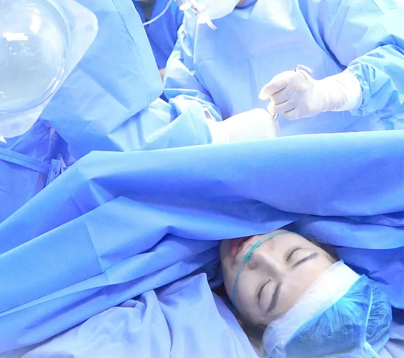 Quá trình phẫu thuật Frankie hoàn toàn tỉnh táo và thoải mái trò chuyện với bác sĩ