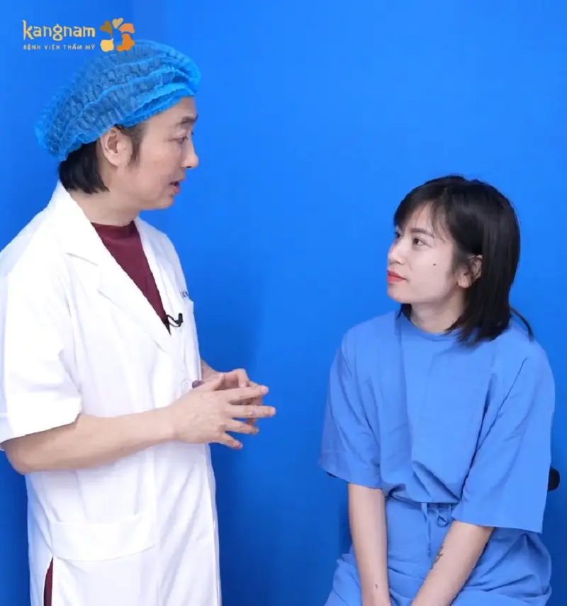 Cô nàng được T.S BS Richard Huy thăm khám và tư vấn