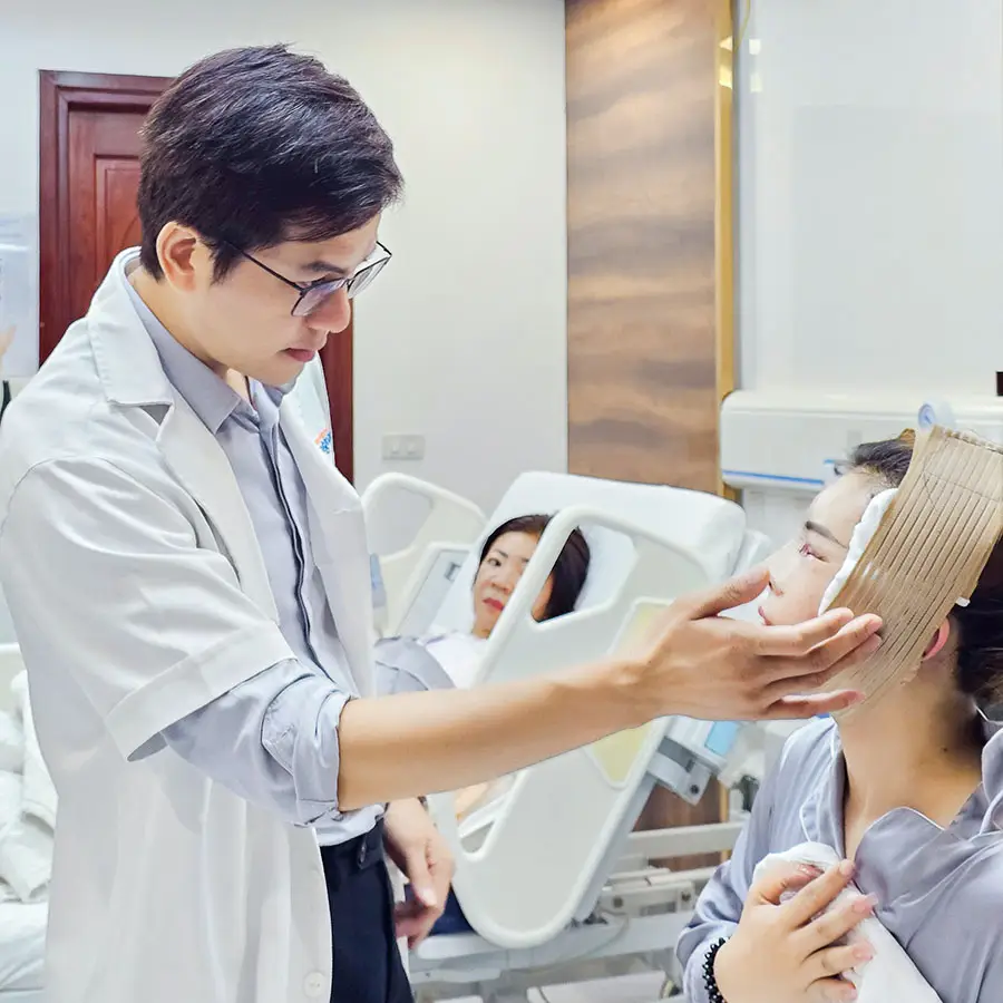 Bác sĩ Henry Nguyễn được nhiều khách hàng yêu quý