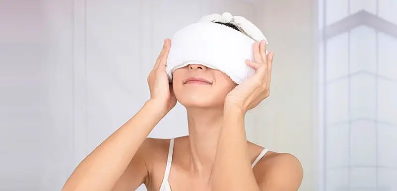 Khách hàng nên chườm lạnh sau khi cắt mí để giảm thiểu triệu chứng sưng tấy