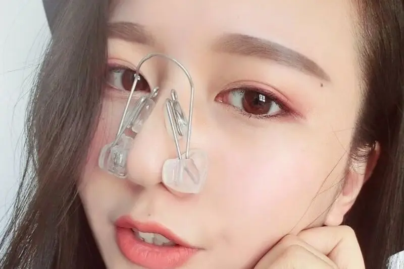 Kẹp nâng mũi dùng để ép hai bên cánh mũi