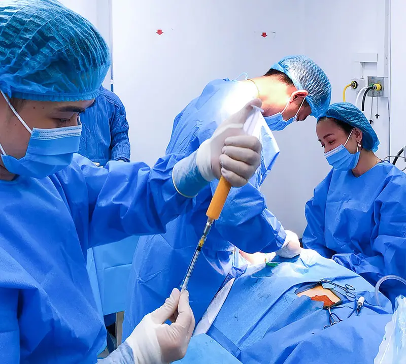 Lựa chọn địa chỉ thẩm mỹ uy tín, có đội ngũ bác sĩ giỏi chuyên môn sẽ giúp quá trình cấy mỡ đảm bảo an toàn