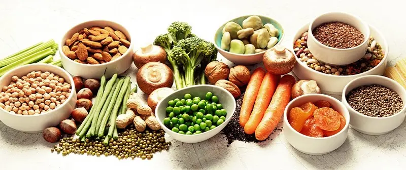 Ăn nhiều thực phẩm giàu chất xơ như rau củ, trái cây, các loại hạt