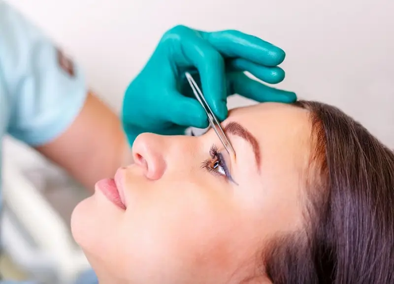 Nhấn mí không gây đau, nhưng sau khi thực hiện có thể gây sưng tấy ở mí mắt