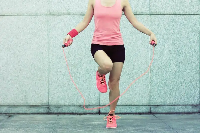 Động tác nhảy dây sang một bên đốt cháy nhiều calo