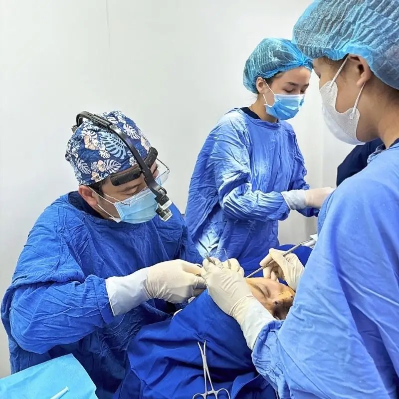 Khách hàng nâng mũi tại Kangnam được thực hiện trong phòng vô khuẩn