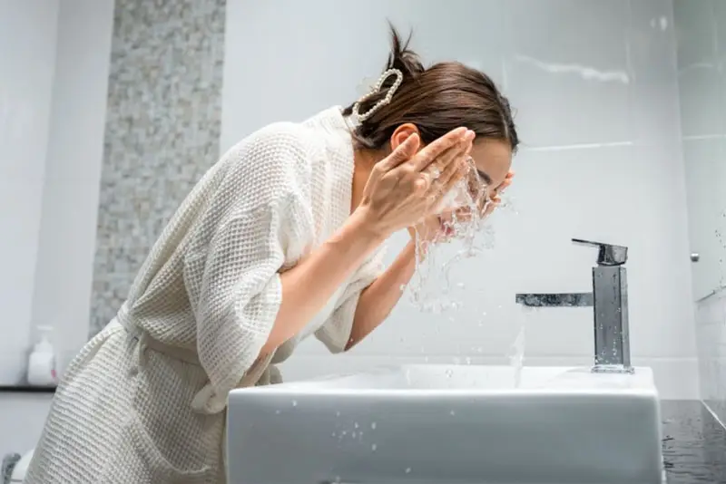 Sau khi peel da nên để da hồi phục trước khi rửa mặt