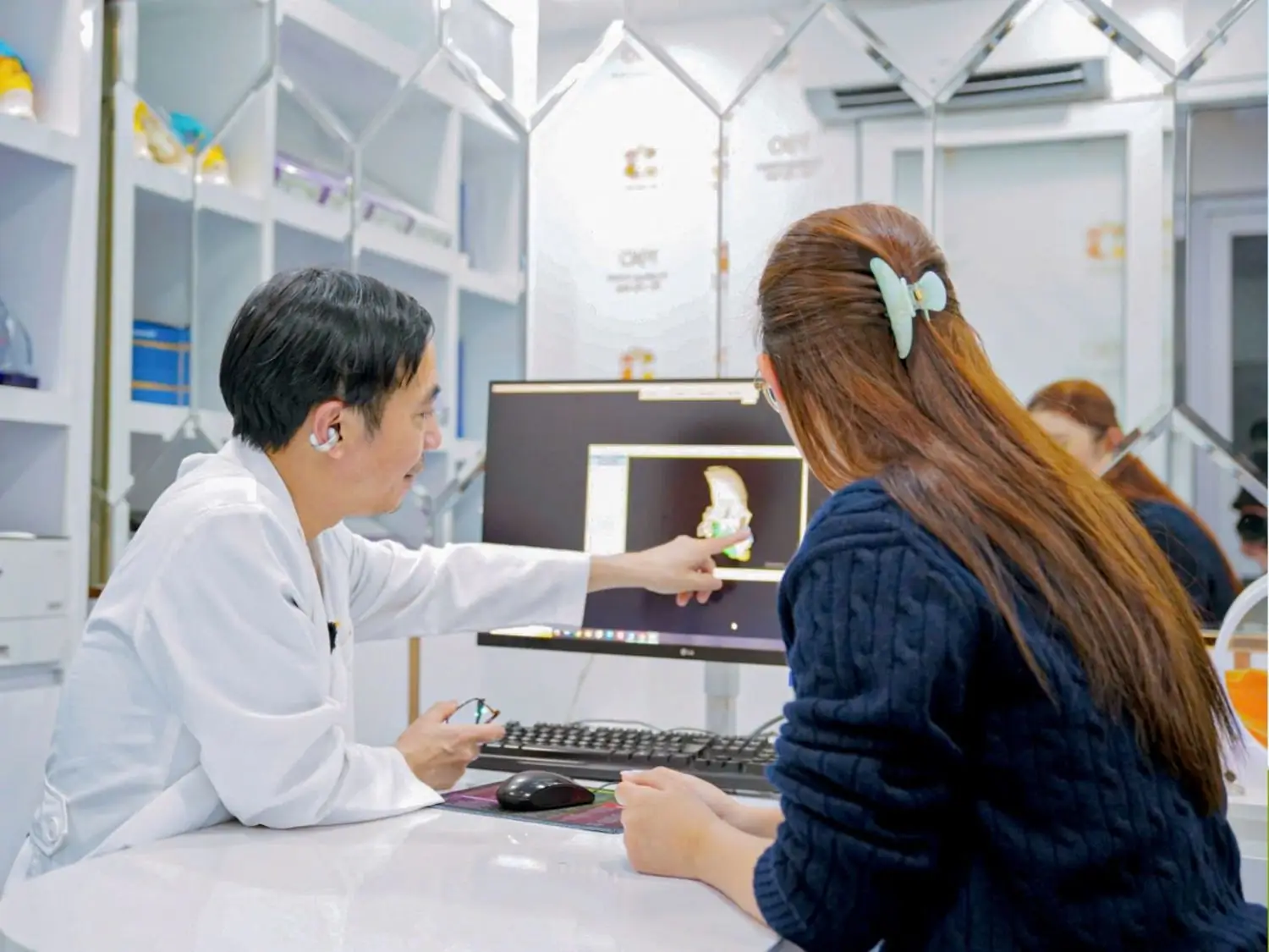 bác sĩ tại kangnam đang tư vấn chỉnh hàm cho khách hàng