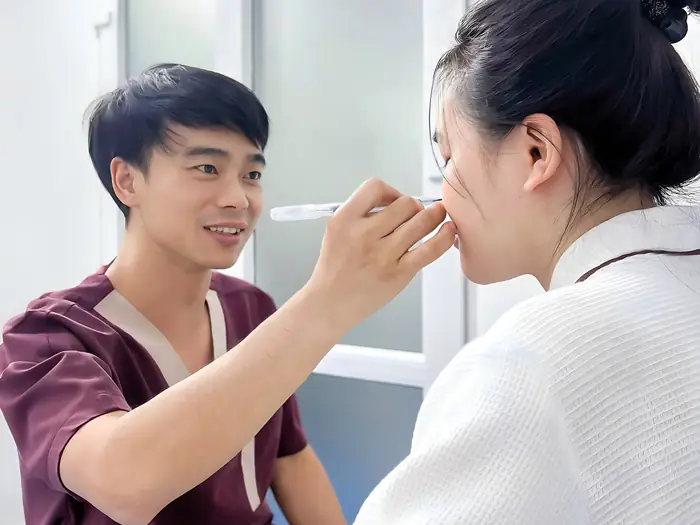 Bác sĩ Nguyễn Xuân Trường Chuyên nghiệp, nhạy bén với xu hướng thời thượng, đang đo vẽ dáng mũi cho khách hàng