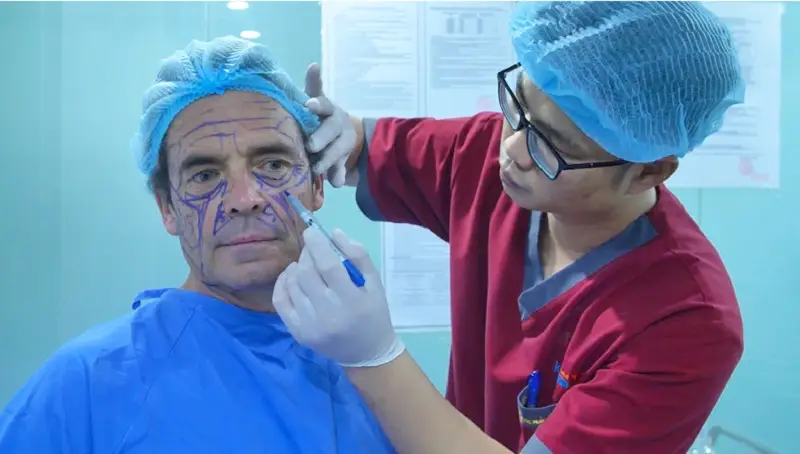 Đội ngũ bác sĩ giỏi chuyên môn sẽ thăm khám, tư vấn và thực hiện phẫu thuật căng da mặt cho khách hàng