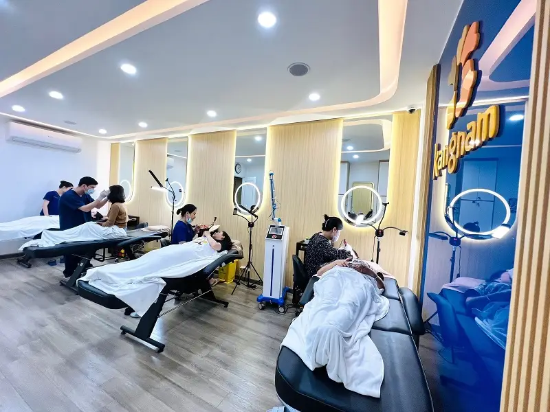 Địa chỉ thẩm mỹ có đầy đủ trang thiết bị, máy móc và đội ngũ bác sĩ da liễu sẽ có mức giá cao hơn