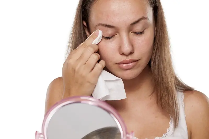 Sử dụng tăm bông hoặc bông gạc thấm nước muối sinh lý để vệ sinh vùng da cắt mí
