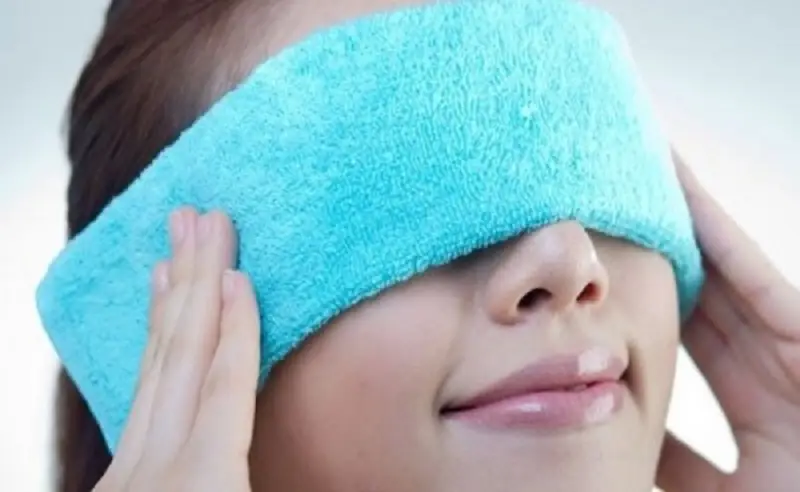 Chườm ấm để giảm tình trạng tụ máu, bầm tím