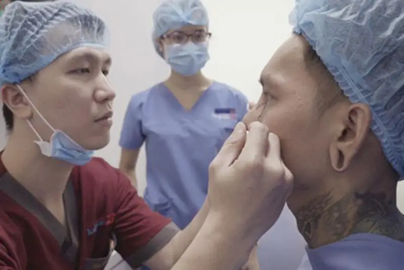 Bác sĩ Jihun Huỳnh tỉ mỉ trong từng ca phẫu thuật nâng mũi