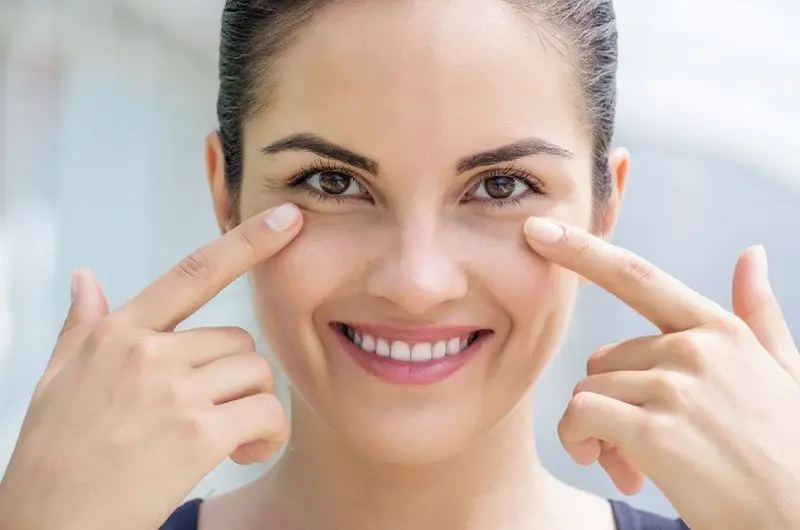 Massage vùng mắt giúp tăng cường tuần hoàn máu, giảm thiểu tình trạng thâm mắt
