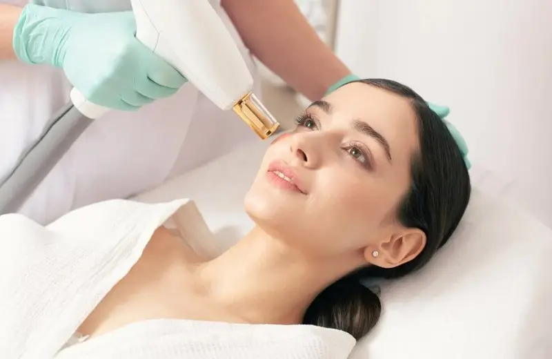 Tia laser với bước sóng phù hợp sẽ giúp loại bỏ sắc tố đậm màu