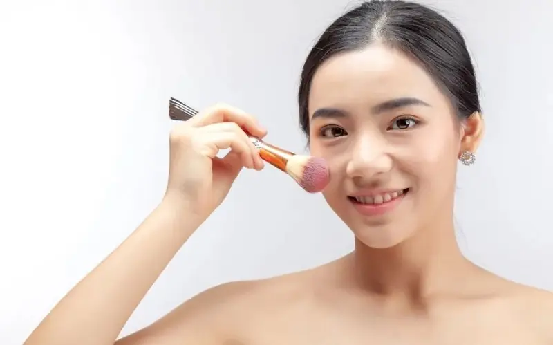 Thời gian đầu sau khi căng chỉ không nên trang điểm