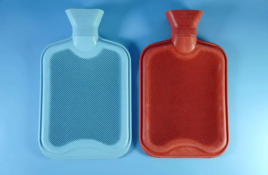 Sử dụng túi chườm đá chuyên dụng hoặc bọc đá vào khăn sạch để chườm vết thương vùng mí mắt