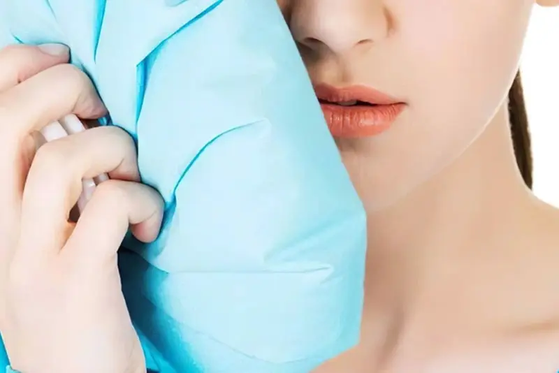 Chườm đá giảm sưng sau tiêm filler môi hiệu quả