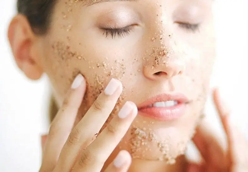 Tẩy tế bào chết định kỳ để loại bỏ sạch da chết, bụi bẩn