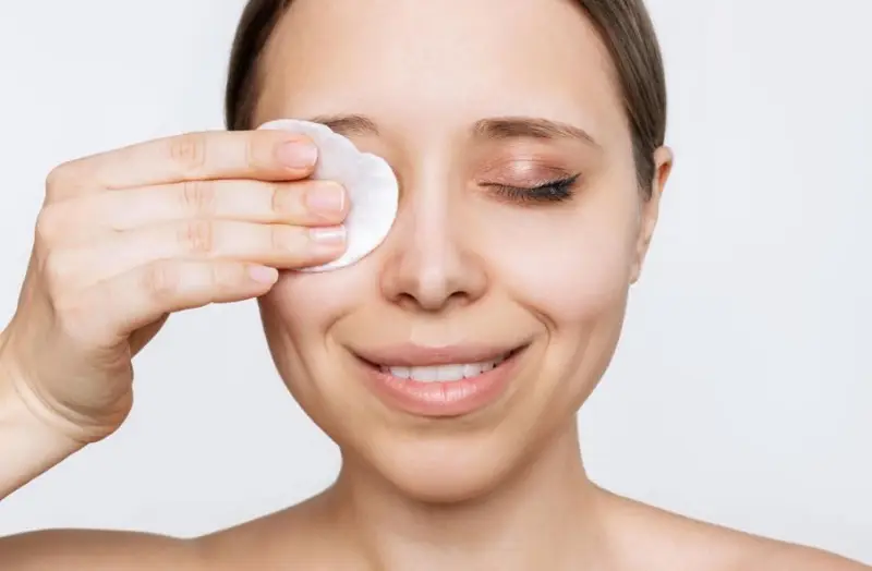 Sử dụng nước muối sinh lý để vệ sinh mí mắt