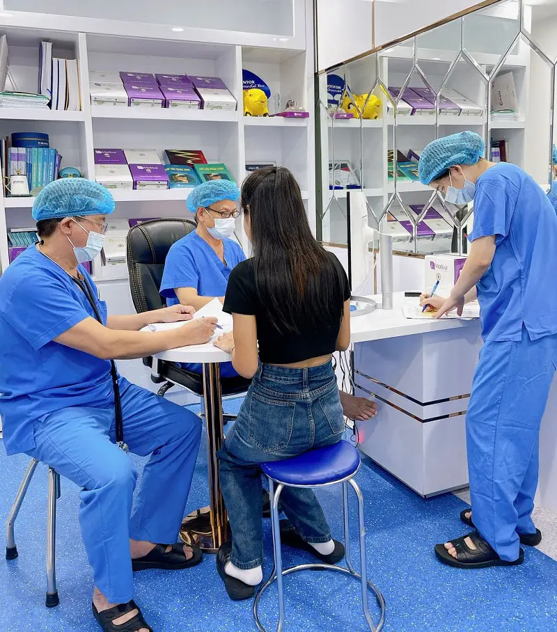 Khách hàng được thăm khám với bác sĩ chuyên khoa để đánh giá và tư vấn