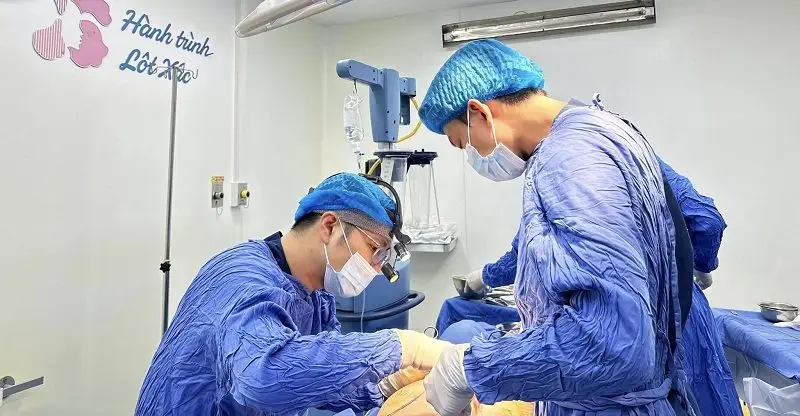 Bác sĩ sẽ tiến hành gây mê và đánh dấu những vùng da cần loại bỏ mỡ thừa