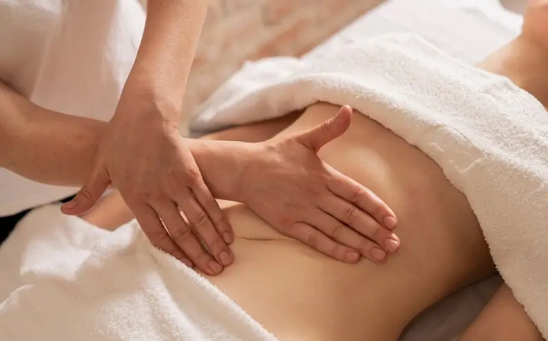 Khách hàng có thể massage tại vùng hút mỡ để giúp tế bào mỡ nhanh tan cục vón