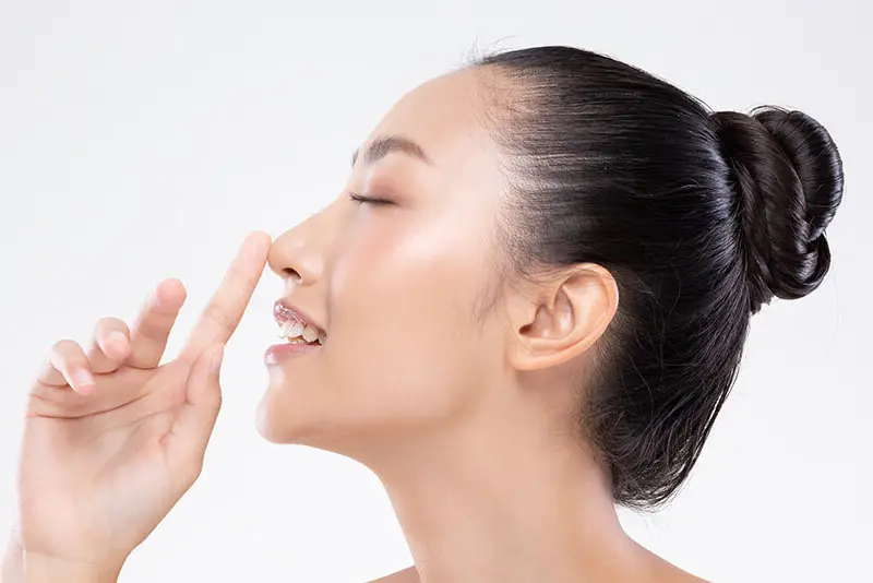 Hạn chế sờ nắn mũi sau cắt chỉ