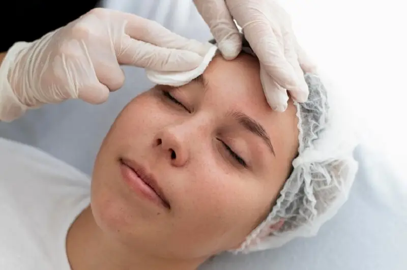 Vệ sinh sạch sẽ là cách chăm sóc sau cấy mỡ mặt tốt, giúp vết thương nhanh phục hồi 