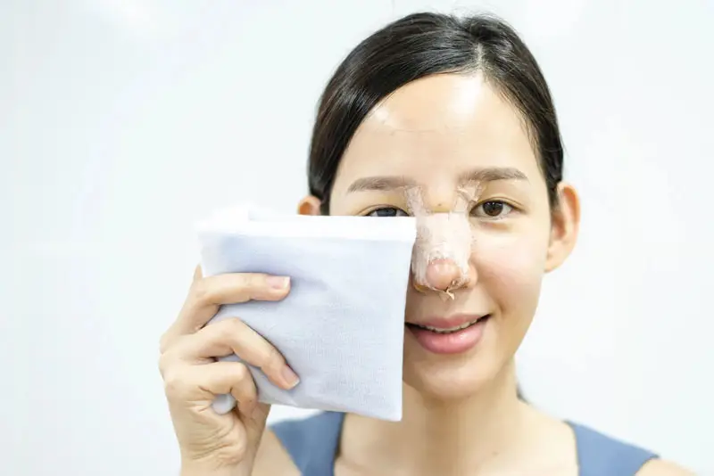 Chườm lạnh giúp giảm sưng sau khi rút sụn