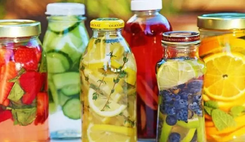 Uống nước detox từ các loại trái cây tươi giúp duy trì cảm giác no lâu, hỗ trợ giảm mỡ bụng hiệu quả