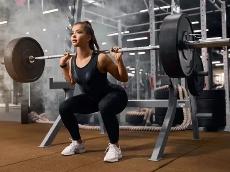 Luyện tập tạ đều đặn để giúp mông săn chắc