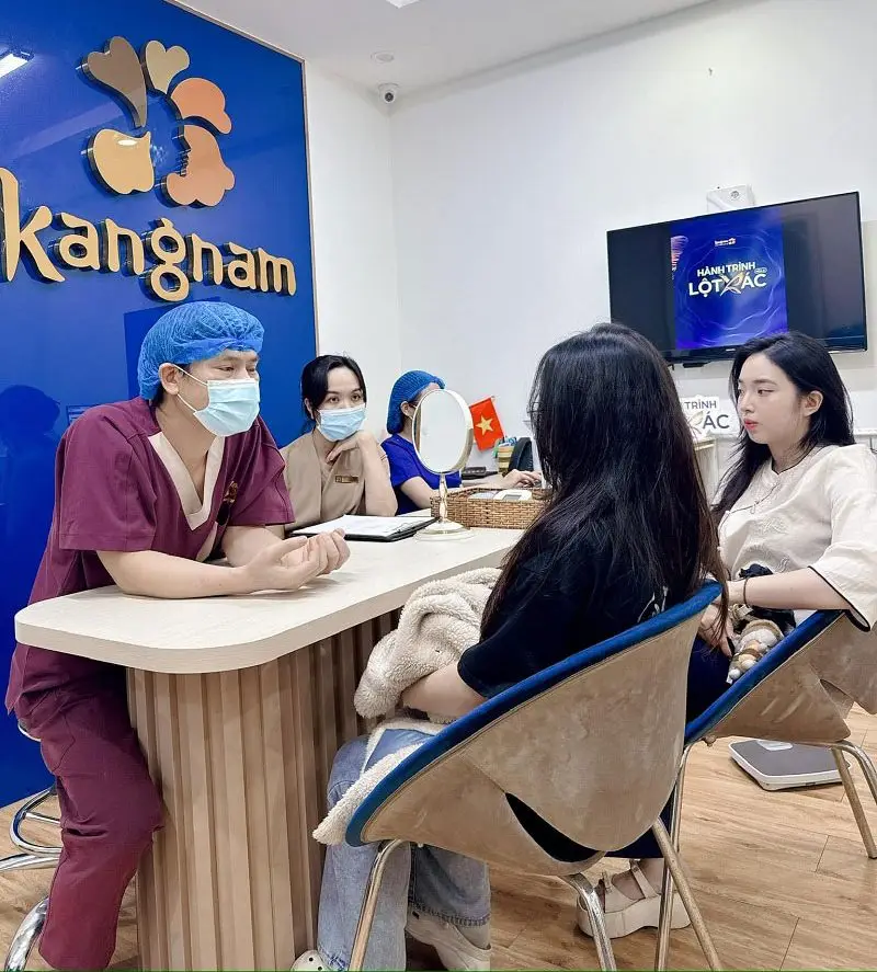 Bác sĩ thăm khám và tư vấn cho khách hàng