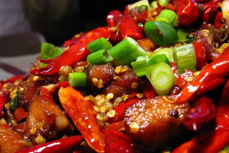 Tránh đồ ăn cay nóng để không làm ảnh hưởng đến kết quả tiêm