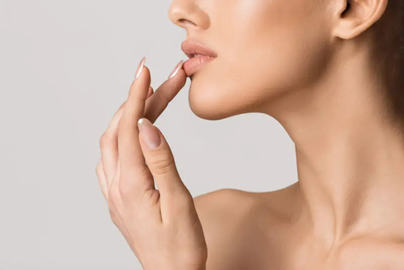 Massage môi giúp giảm sưng sau tiêm filler