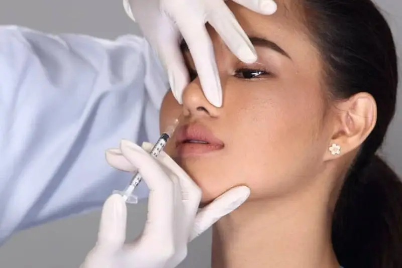 Hạn chế mỹ phẩm trong 24 giờ đầu sau khi tiêm filler mũi