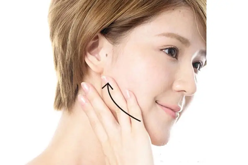 Không chạm tay vào vùng cằm sau khi tiêm tan