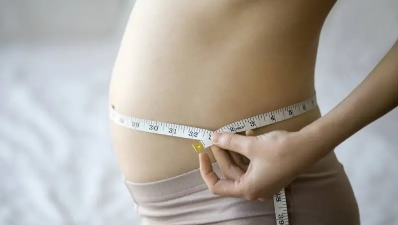 Khi mang bầu bụng sẽ nhô cao, căng tròn và cứng hơn khi chạm vào