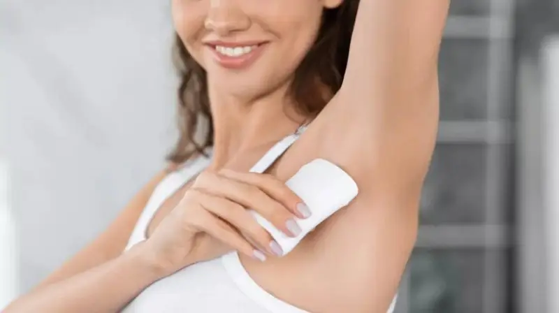 Sử dụng lăn nách để ngăn ngừa mùi hôi vùng dưới cánh tay