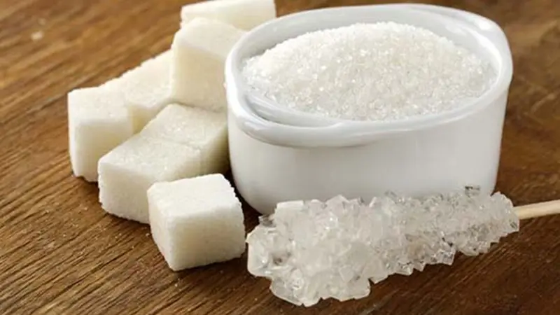 Chà trực tiếp bột phèn chua lên vùng da dưới cánh tay