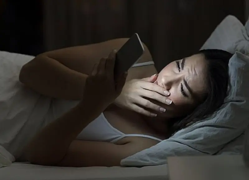 Trước khi đi ngủ nên hạn chế sử dụng thiết bị điện tử