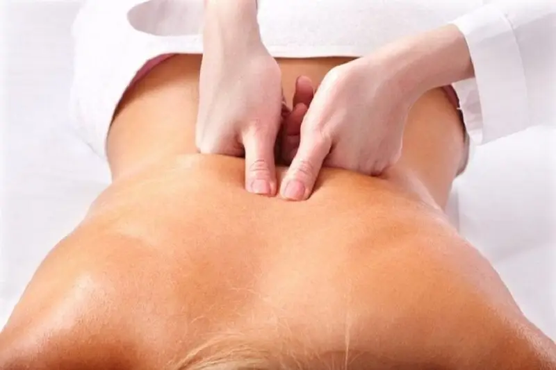 Trị liệu massage lưng bằng các nguyên liệu tự nhiên