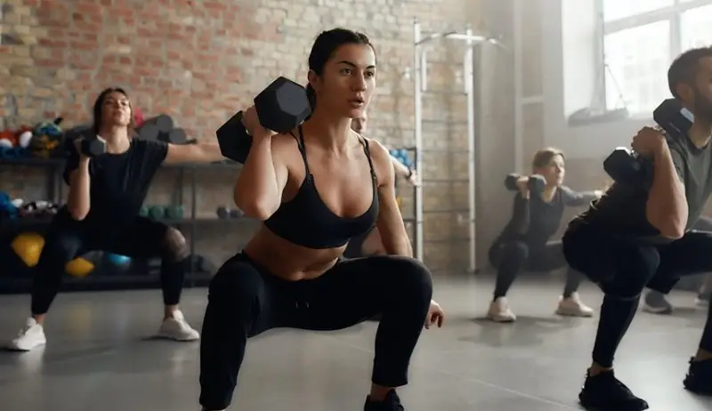 Sử dụng tạ tay giúp vùng lưng và vai săn chắc hơn