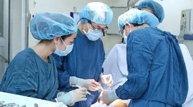 Phẫu thuật cắt sẹo được áp dụng cho những trường hợp gặp sẹo lồi có kích thước lớn