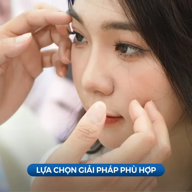 Bác sĩ chuyên khoa sẽ thăm khám và tư vấn phương pháp cắt mí phù hợp